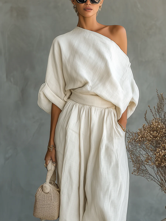 Esmeralda | Conjunto de blusa holgada informal en color blanco roto con hombros al aire y pantalones ajustados