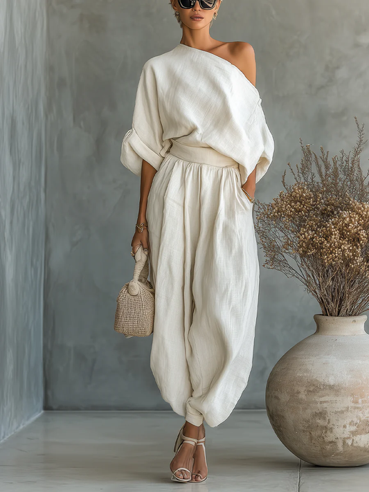 Esmeralda | Conjunto de blusa holgada informal en color blanco roto con hombros al aire y pantalones ajustados